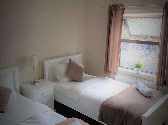 The Coach House 3* راوندوود